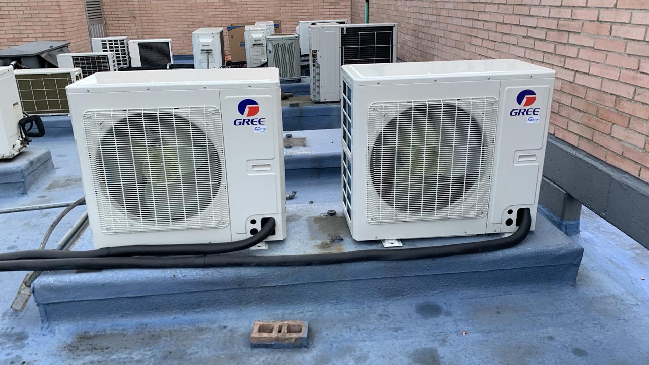 Técnico realizando mantenimiento preventivo en unidad de aire acondicionado
