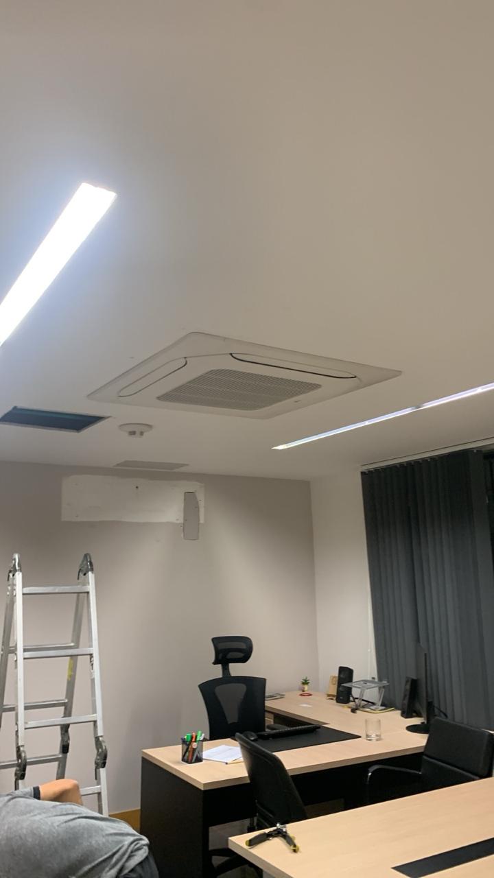 Técnico certificado frente a instalación de climatización completada