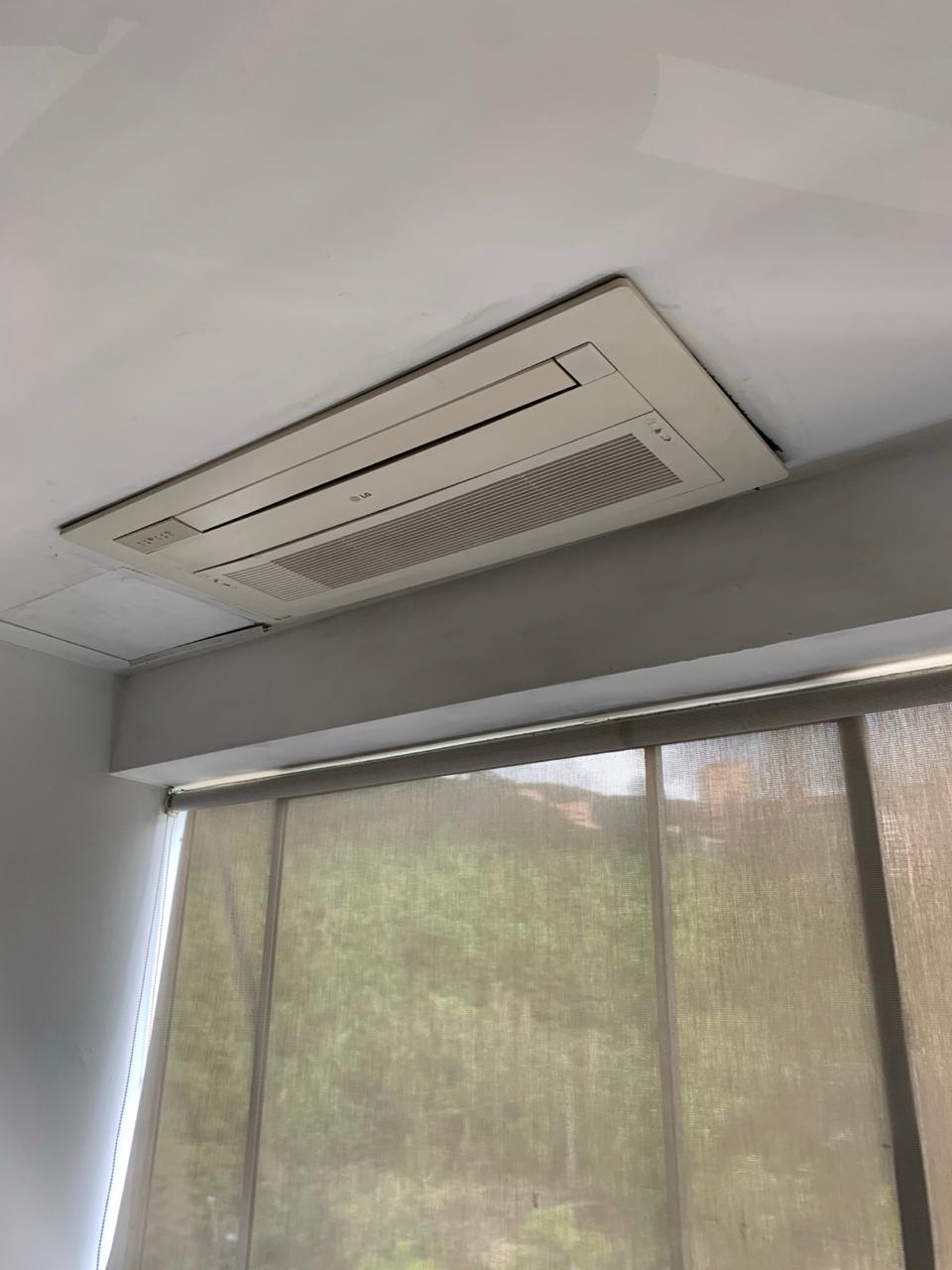 Unidades exteriores de aire acondicionado instaladas en edificio residencial